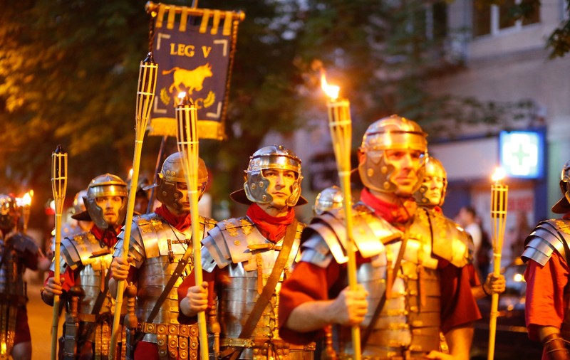 Paradă cu torțe, reconstituiri ale unor lupte istorice și activități dedicate copiilor, la „Buzău Fest”/ FOTO