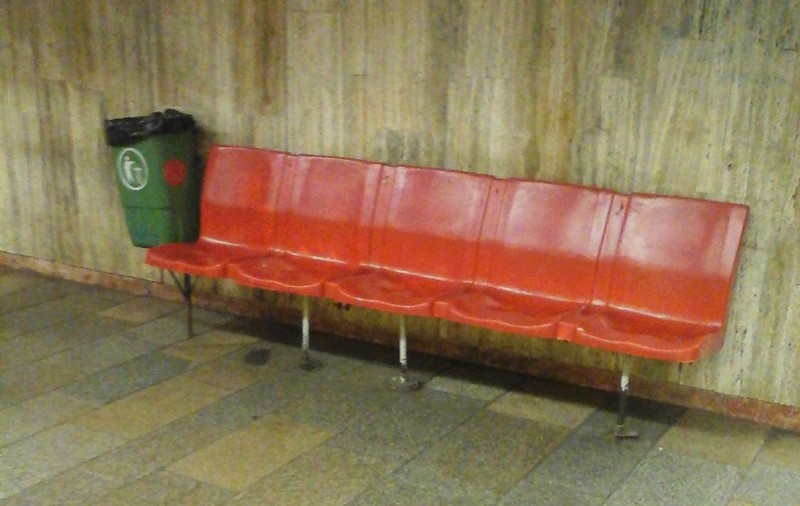 Vrei să stai jos la metrou, suporţi şi mirosurile urâte. Ce-i scoate din minţi pe călători în staţia Basarab
