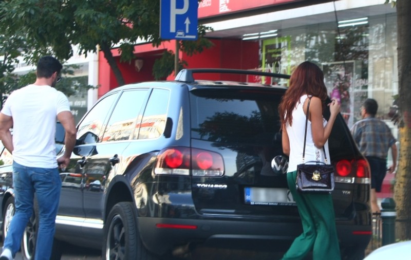 Victor Slav NU ŢINE CONT DE REGULI ÎN TRAFIC! Uite CÂT TUPEU ARE LA VOLAN, cu Bianca lângă el | FOTO ÎN ARTICOL
