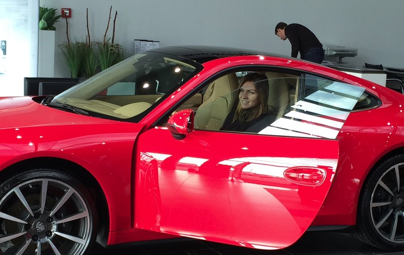 Simona Halep vinde o mașină primită-n dar de la un sponsor. ^Nu prea le are cu șofatul, a luat permisul din a treia încercare / FOTO