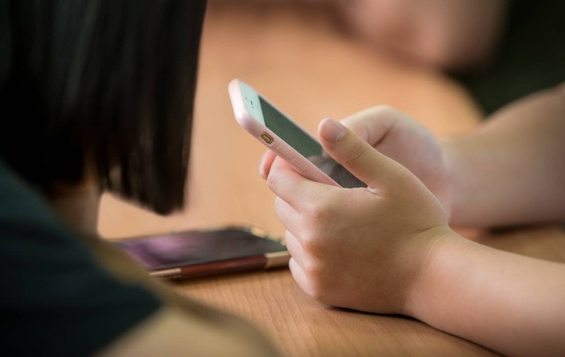 Un elev din Arad a folosit inteligența artificială pentru a crea poze cu colegele sale dezbrăcate. Părinții elevilor, chemați la liceu