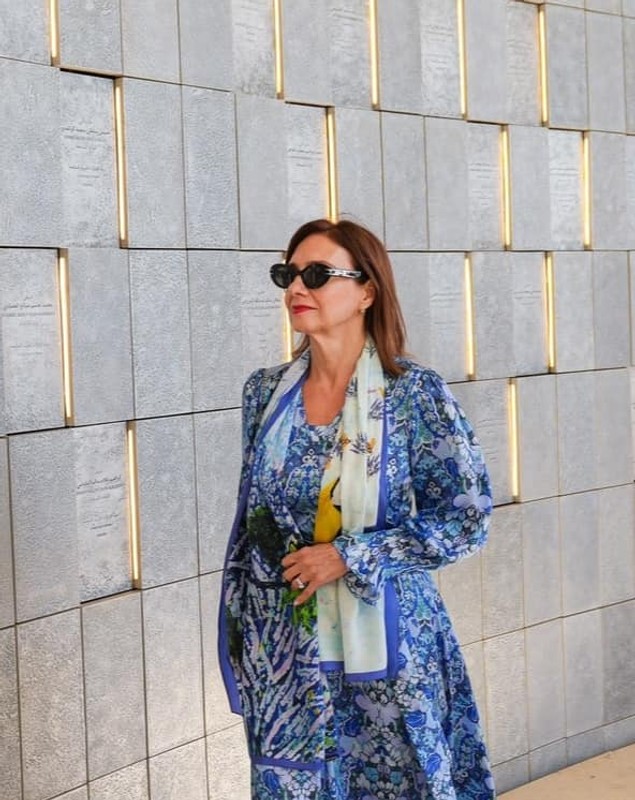 Cât costă eșarfa purtată de Carmen Iohannis în Abu Dhabi. Prima-doamnă e atentă la detalii
