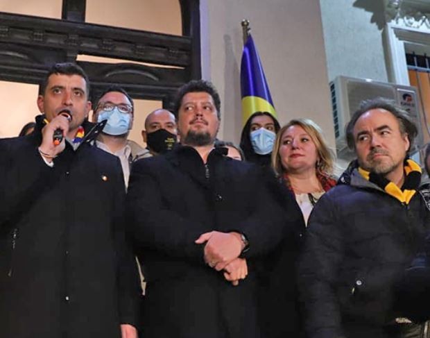 Bobby Păunescu, ultimul din dreapta, cu fular galben cu negru