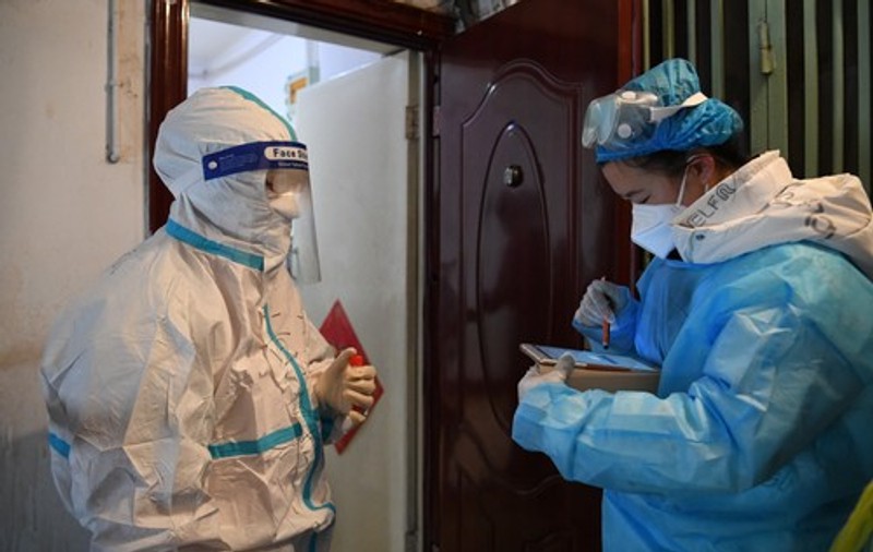 Universitatea Oxford caută voluntari să se infecteze cu COVID-19 în numele științei