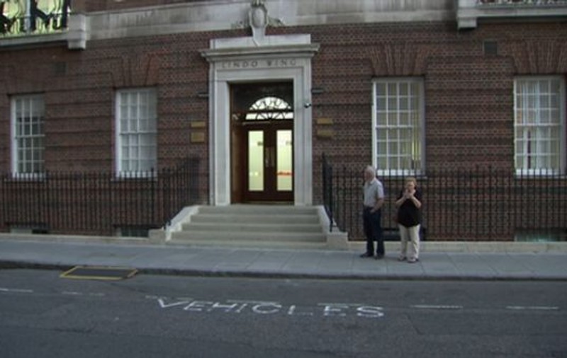 IMAGINI LIVE DE LA SPITALUL UNDE NAŞTE DUCESA DE CAMBRIDGE