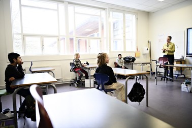 Elevii au fost așezați în bănci în așa fel încât să fie păstrată o distanță considerabilă (FOTO: EPA)