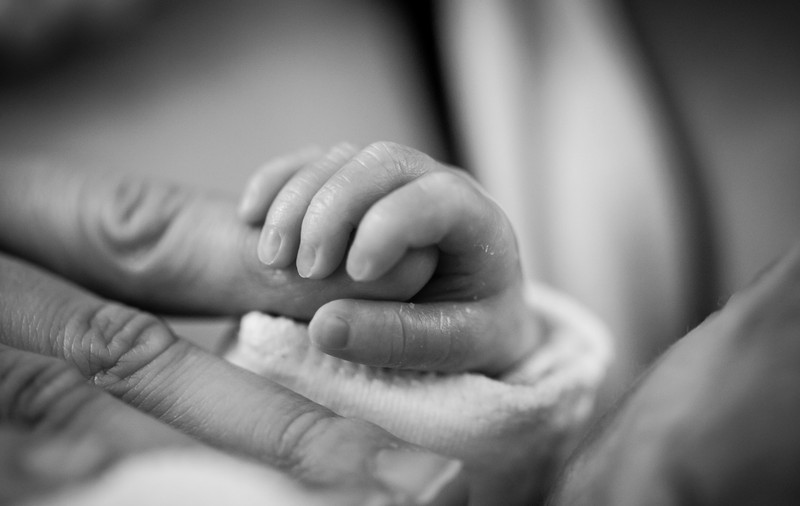 O tânără de 20 de ani a murit după ce a născut prin cezariană, la Iași. Asemenea complicații sunt foarte rare