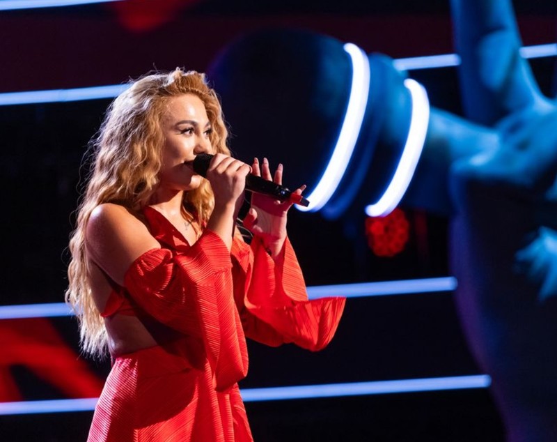 Cine e Roxana Dobrițoiu de la Vocea României 2024. A interpretat piesa „Made in Romania” și a ajuns în echipa lui Smiley