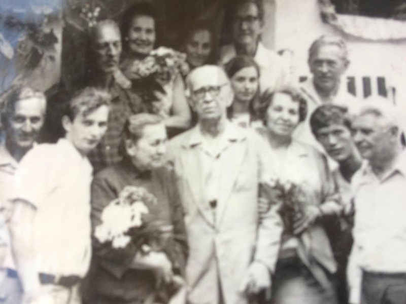 Onisifor (centru) cu toți nepoții (aici sunt frații și surorile bunicului Laurei) și nepoții săi, la Săliște