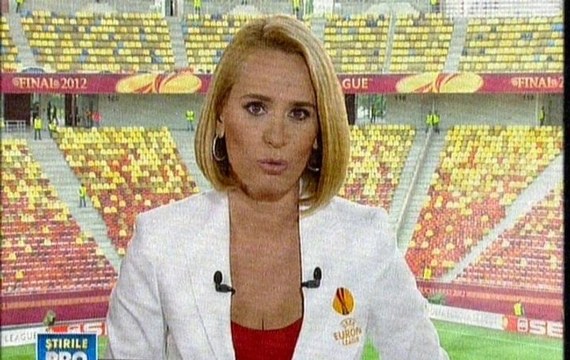 Andreea Esca a renunţat la BROŞĂ! Vezi ce a avut pe sacou în seara finalei Europa League