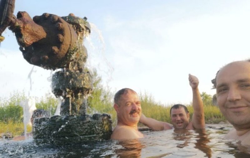 Bazin cu apă termală, improvizat într-un sat din Gorj. Oltenii au transformat o sondă de gaz dezafectată în loc de agrement / FOTO