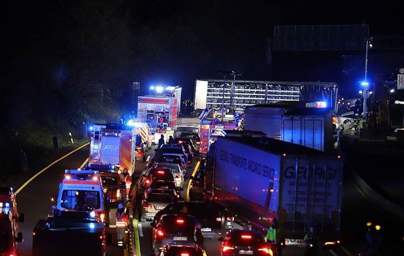 Un șofer de TIR a făcut prăpăd pe 60 km de autostradă: 50 de mașini avariate, 26 de răniți. A fost arestat când a putut fi oprit