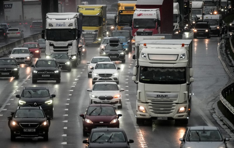TIR-urile să circule doar pe partea stângă pe autostrăzi. „Starea anvelopelor de pe camioane este dezgustătoare”, spune șeful MAI din Bulgaria