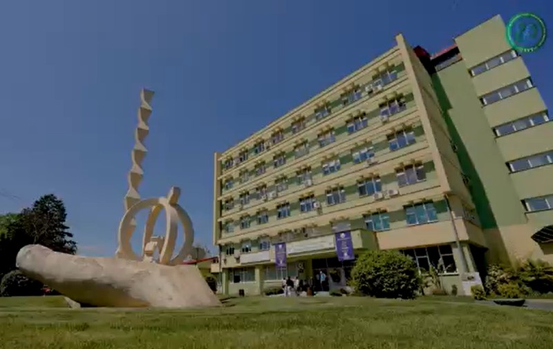 Profesori din Timișoara cu peste 10.000 lei salariu, prinși că luau mită pentru absențe, deși ei lipseau de la ore