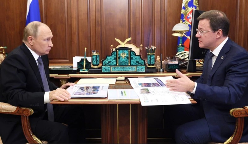 Vladimir Putin și Dmitri Azarov