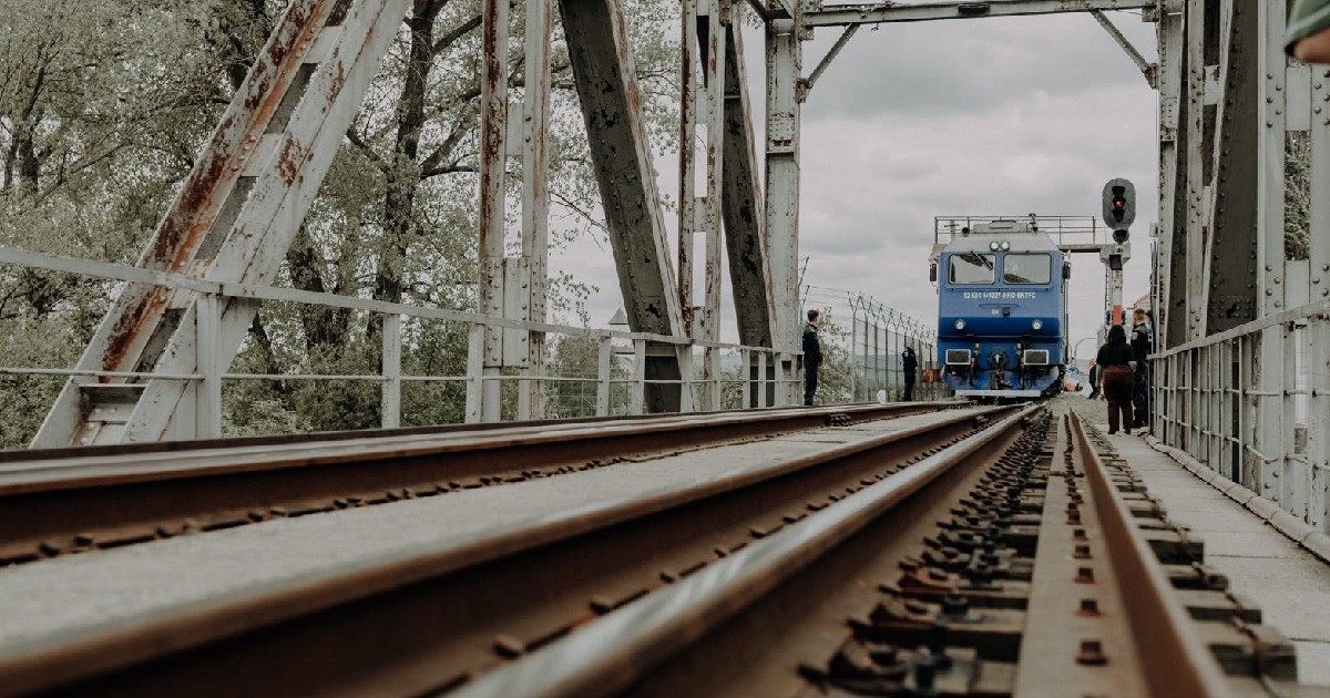Tren care trece un pod feroviar