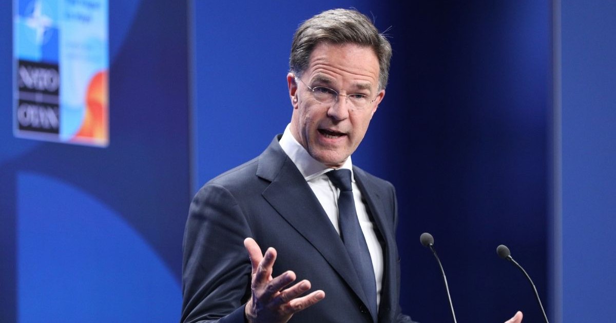 Secretarul general al NATO, Mark Rutte, în sacou închis la culoare si cravata, surprins in timp ce vorbește, cu mainile larg deschise, într-o declarație de presă înaintea summitului NATO de la Haga, Olanda, pe 23 iunie 2025