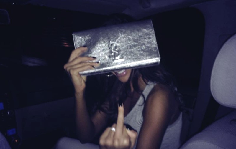 GEST ŞOCANT! Bianca Drăguşanu ÎNJURĂ CA LA UŞA CORTULUI! Uite ce limbaj suburban are şi CUM ARATĂ DEGETUL MIJLOCIU