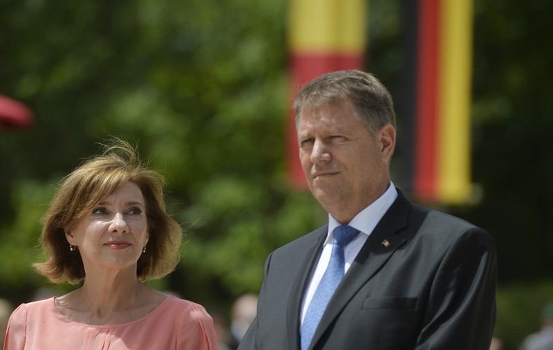 Carmen Iohannis nu plătește ținutele purtate la evenimente oficiale. Dezvăluirile designerului primei doamne