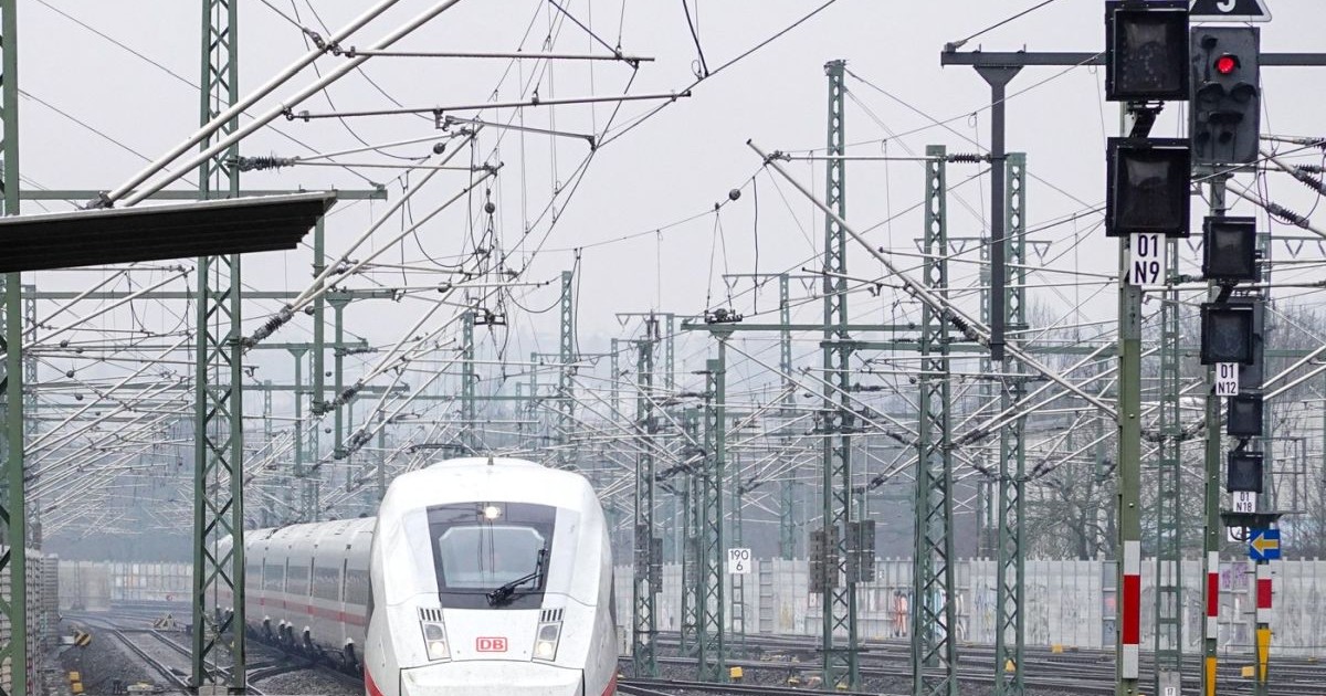 Un tren intră în Gara Centrală din Erfurt. Imagine cu caracter ilustrativ