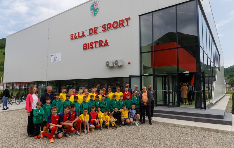 REPORTAJ Copiii din Ucraina au fost chemați de ucrainenii din România să le inaugureze o sală de sport. „Mai uită că au tații plecați la război”