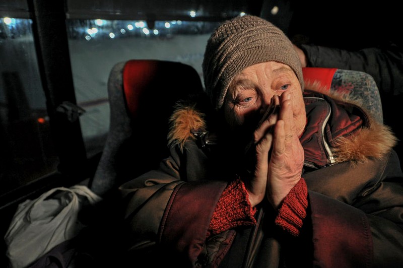 O femeie evacuată din Mariupol, în drum către Rusia | Foto: EPA