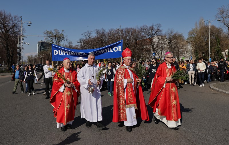 Catolicii au sărbătorit Floriile. Imagini de la procesiunea religioasă din București, care a dus la restricții în trafic