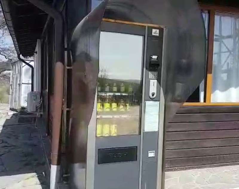 VIDEO/Automat cu lumânări și tămâie la intrarea într-un cimitir din Prahova. Inițiativa aparține preotului unei parohii din Câmpina