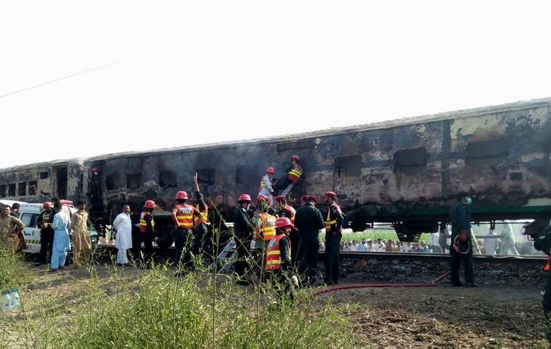 Un tren de pasageri a luat foc în Pakistan: 65 de morți și peste 40 de răniți