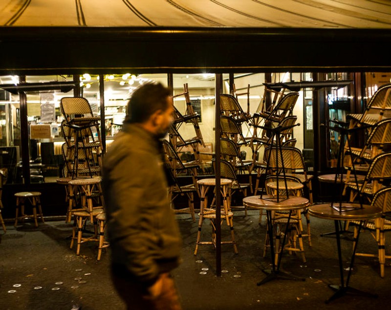 Străzi pustii, baruri închise și o manifestație spontană dispersată rapid. Cum a arătat prima noapte de restricții la Paris