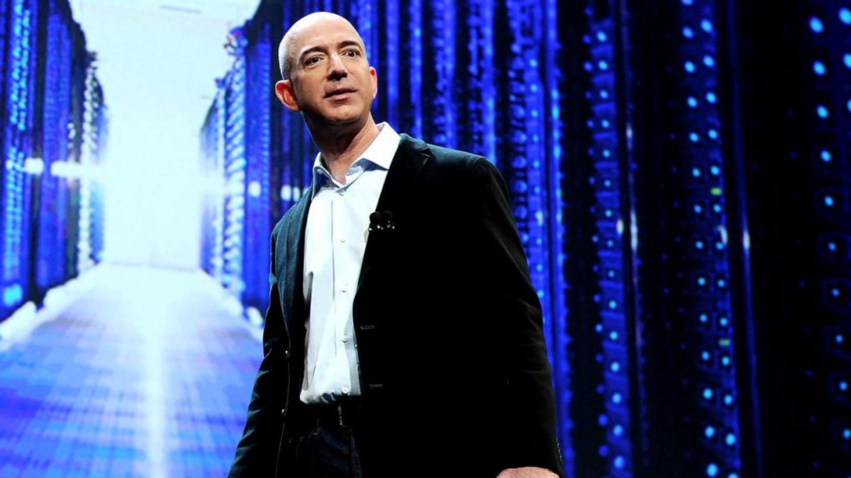 VIDEO Jeff Bezos, avere record. Fondatorul Amazon l-a depășit cu aproape 90 de miliarde de dolari pe Bill Gates