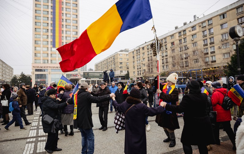 Ziua Unirii în imagini la Iași: câteva mii de oameni s-au bucurat de „sârba moldovenilor” și au fluierat puținii politicieni prezenți | Fotoreportaj