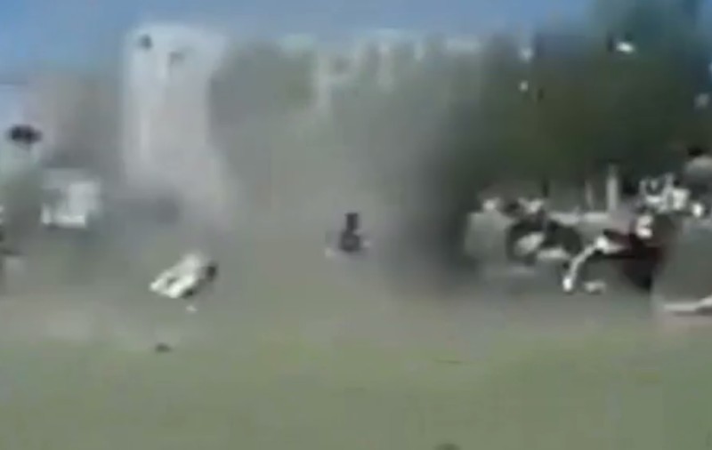 Imagini terifiante! Un elev a fost luat pe sus de o tornadă | VIDEO
