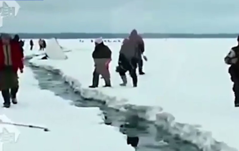 Momente dramatice! Mai mulți oameni care pescuiau la copcă au fugit să se salveze după ce o bucată de gheață s-a rupt / VIDEO