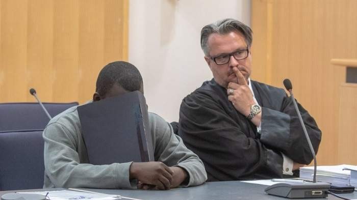 Souleymane T își ascunde fața, în momentul primirii verdictului