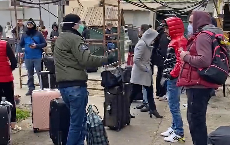 Românii carantinați la Mamaia se plâng de condițiile mizere din hotelul unde sunt ținuți și de mâncarea proastă