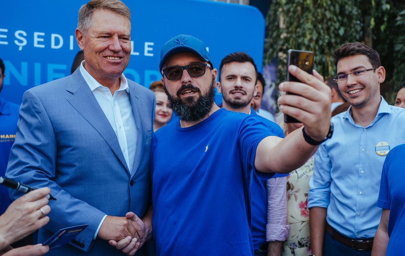 Klaus Iohannis, invitat la Şcoala de Vară a Tineretului liberal. Şi Tăriceanu merge pe litoral, în plină criză a partidului