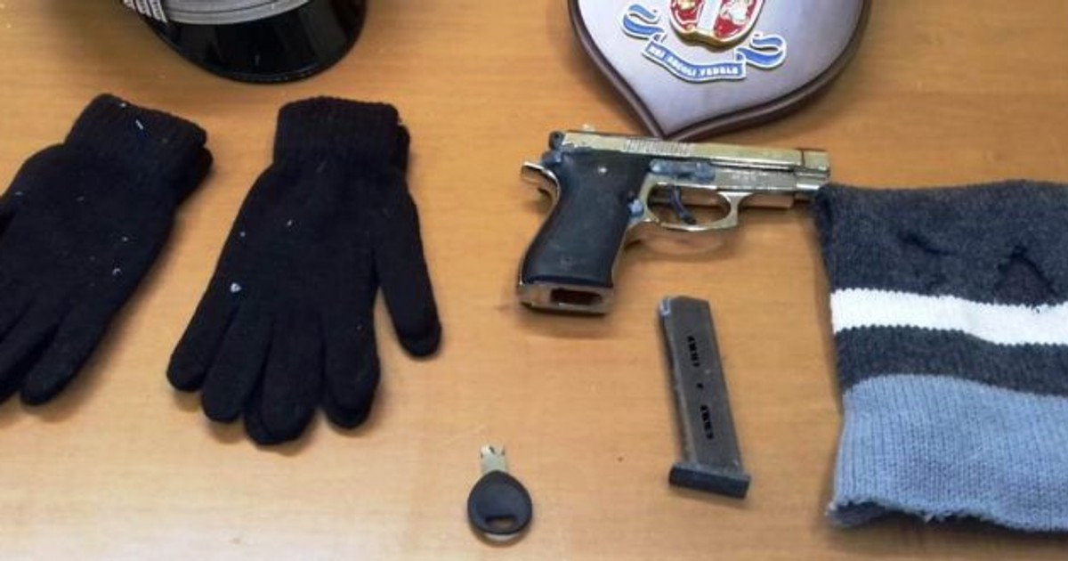 Doi români au furat o casă de marcat. Accesoriile unor hoți români din Italia