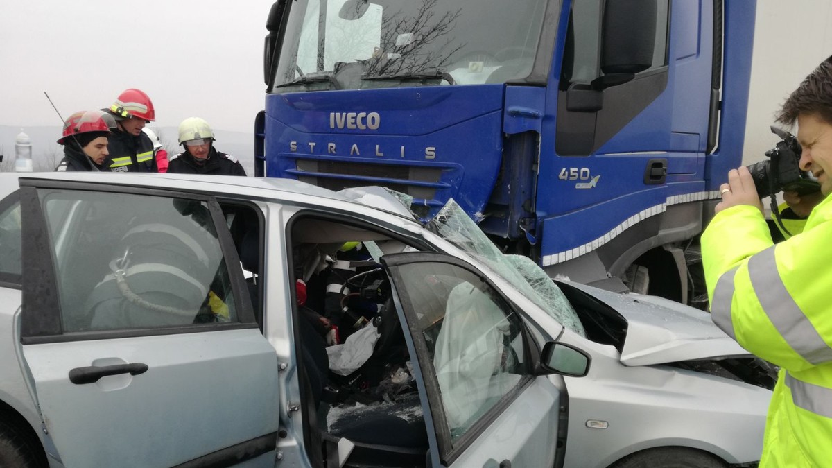 Drama unei familii în prag de Crăciun: tatăl mort în accident, mama și cei trei copii la spital în urma unui accident