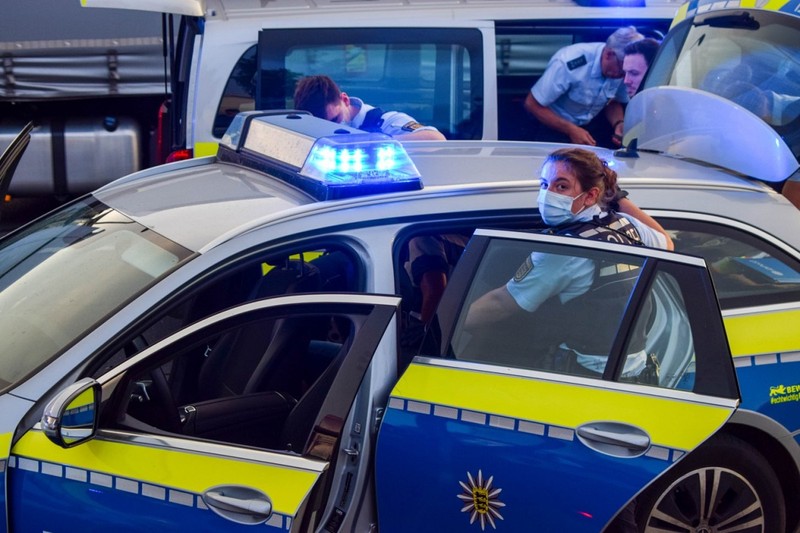 Românul a fost urcat în mașina de poliție cu cătușele la mâini. Foto: sinsheim-lokal.de