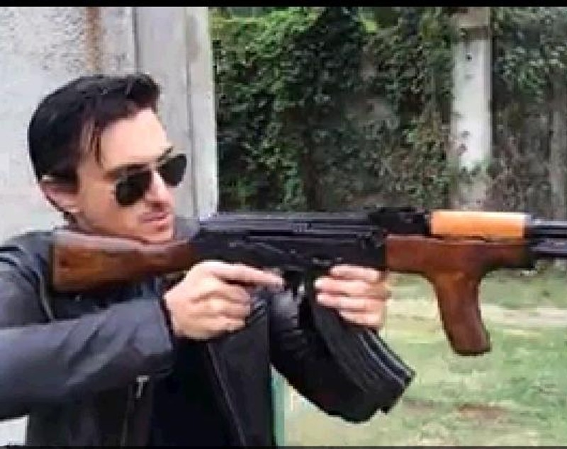 IMAGINI - BOMBĂ. Un fost conducător din Liga 1, surprins cu arma în mână!