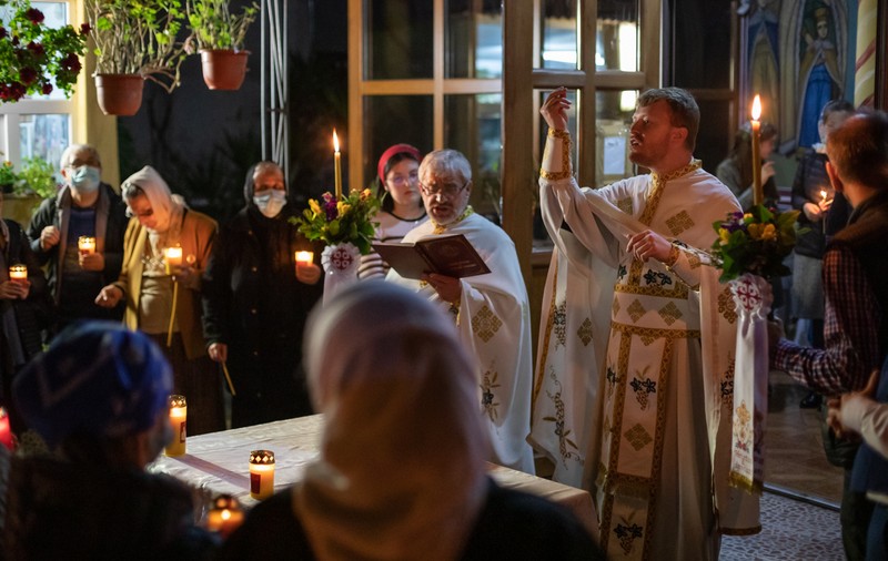 Glasul mut al rugăciunii. Într-o biserică din Rahova, s-a spus „Hristos a Înviat!” în limbajul semnelor