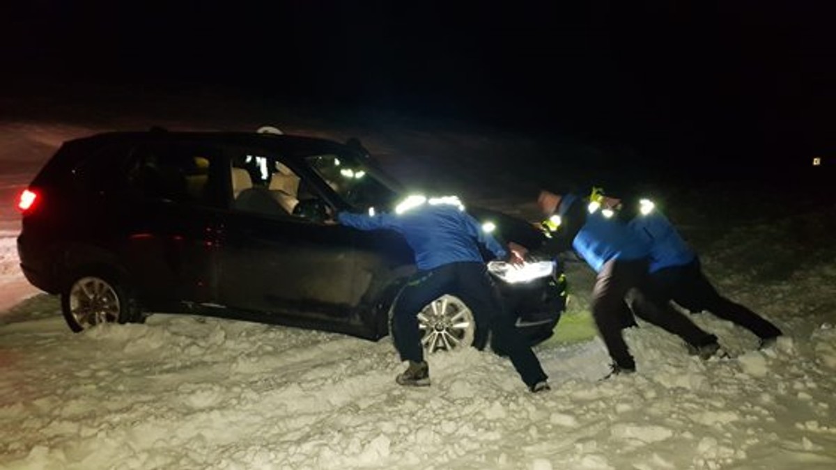 Familie cu doi copii, deszăpezită de jandarmi în Vâlcea. Șoferul mașinii blocate plecase pe jos pentru că nu avea semnal la telefon