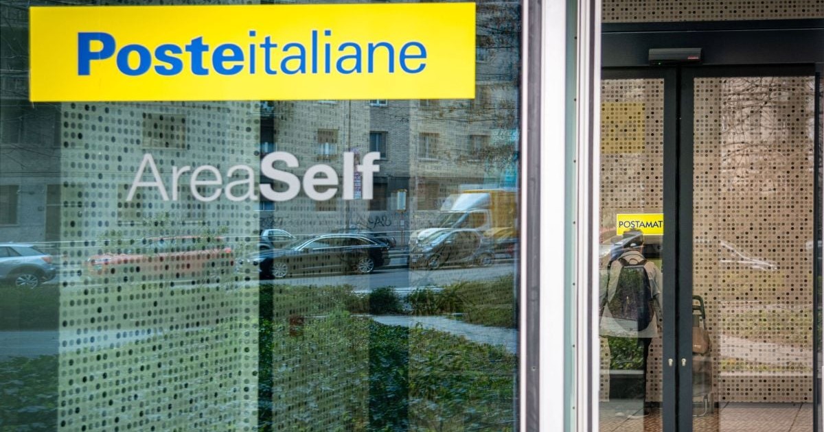 Intrarea într-un Oficiu Poștal din Milano, Italia, 2022