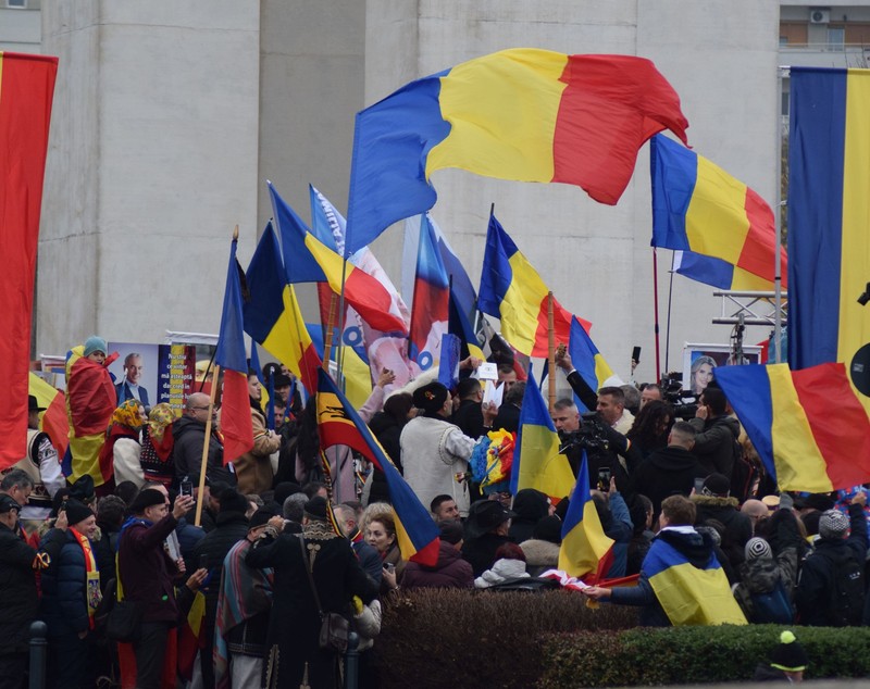 Ziua Națională în Suveranistan. Cum au ocupat Alba Iulia fanii lui Georgescu, Simion și Șoșoacă. Huiduieli fără precedent la intonarea imnului