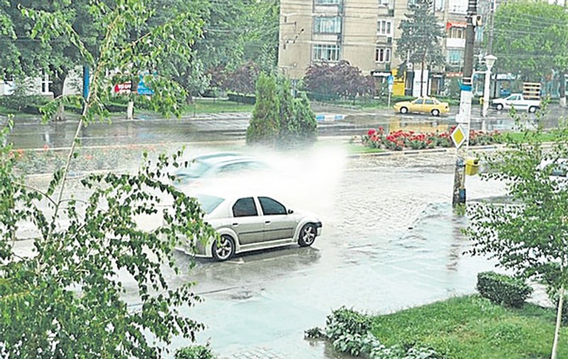 După caniculă, i-au lovit inundaţiile!