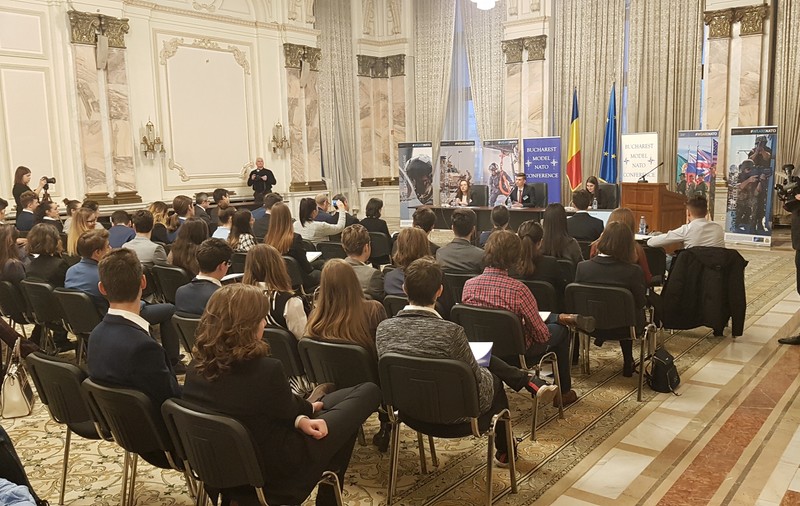 VIDEO/Când joaca devine serioasă. Elevii și studenții din România, în roluri de lideri mondiali, au simulat organizarea unui Summit NATO