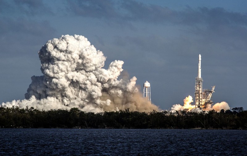 Elon Musk a vândut prima excursie în spațiu unui civil. Clientul ar fi un milionar japonez care plătește o sumă astronomică