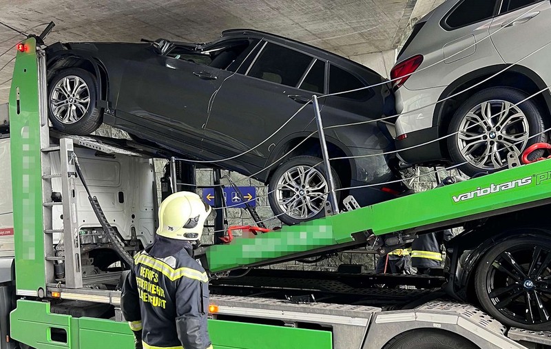 Șofer român de camion, paralizat de groază când a văzut ce a făcut și dus de urgență la spital, după ce a distrus trei BMW-uri noi, în Austria
