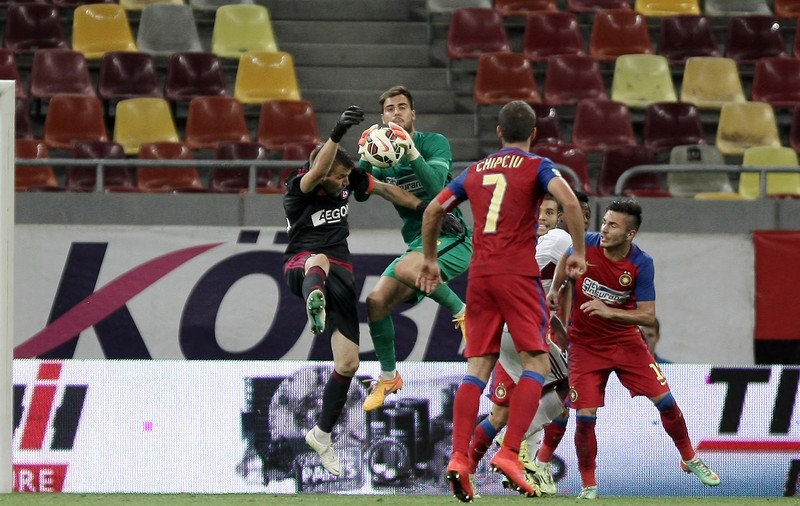 Gafele portarilor dinamitează atmosfera la Steaua. ^Reghecampf s-a enervat: ”Voi avea o discuție cu Duckadam când ajung în țară”